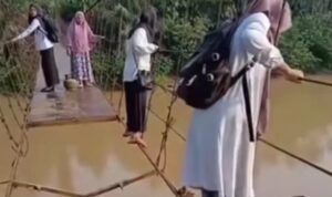 Perjuangan Ibu-Ibu Guru di Jambi Lewati Jembatan Rusak Demi Mengajar Anak Negeri (lambeturah.co.id)