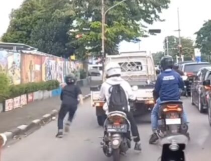 Relawan Grecep Buka Jalan Ambulans yang Bawa Pasien Bayi di Pati (Lambeturah.co.id)
