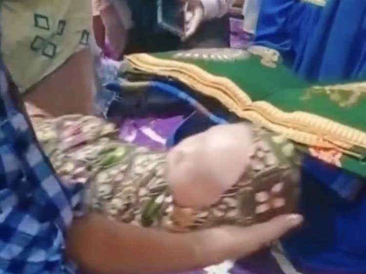 Upacara turun mandi (lambeturah.co.id)