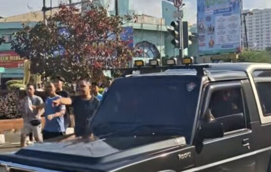 mobil jip keluar dari area pertokoan dan menerobos masuk ke Jalan Margonda (lambeturah.co.id)