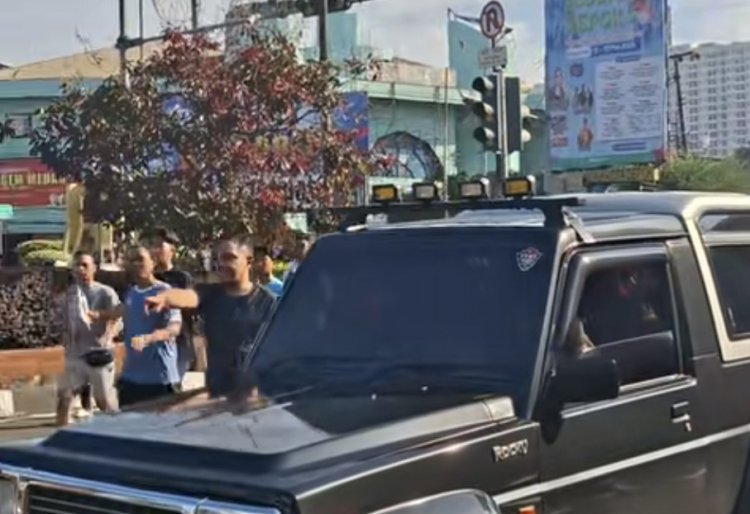 mobil jip keluar dari area pertokoan dan menerobos masuk ke Jalan Margonda (lambeturah.co.id)
