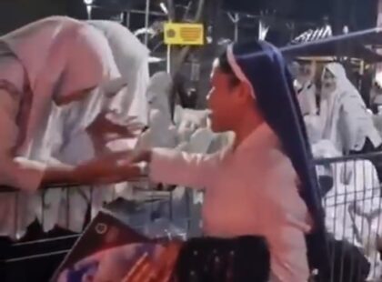sekelompok siswi yang beragama Islam dengan tulus menyapa dan mencium tangan seorang suster Katolik (Lambeturah.co.id)