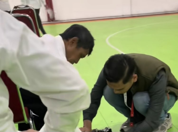 seorang bapak ikut tes Pppk tapi salah bakal warna sepatu (Lambeturah.co.id)