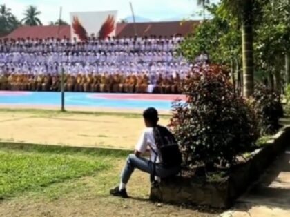 Anak Sekolah di Sumbar Hanya Bisa Menyaksikan dari Jauh (Lambeturah.co.id)