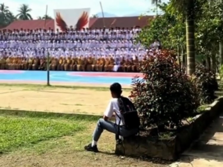 Anak Sekolah di Sumbar Hanya Bisa Menyaksikan dari Jauh (Lambeturah.co.id)