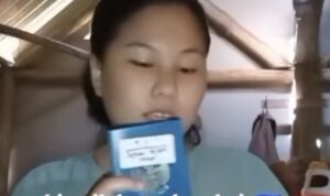 Cewek Ini Pamerkan Paspor Untuk Ke Kamboja (Lambeturah.co.id)