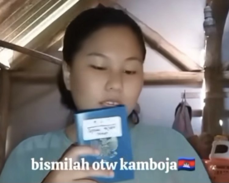 Cewek Ini Pamerkan Paspor Untuk Ke Kamboja (Lambeturah.co.id)