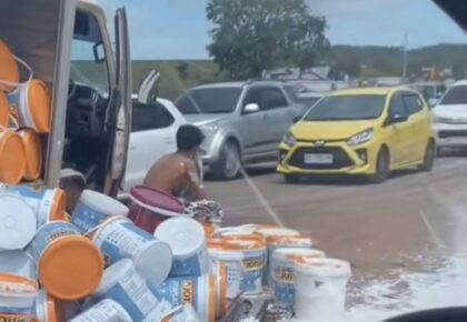 Sopir Truk Ini Hanya Bisa Terdiam Ketika Cat yang Dibawanya Tumpah (Lambeturah.co.id)