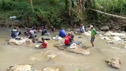 Warga ramai-ramai menyerbu sungai Bamban (detik.com)