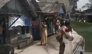 dua emak-emak tetanggaan terlibat cekcok dan di pisahkan disiram air laut (Lambeturah.co.id)
