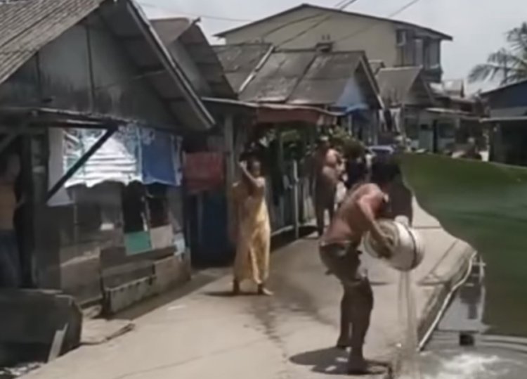 dua emak-emak tetanggaan terlibat cekcok dan di pisahkan disiram air laut (Lambeturah.co.id)