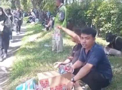 dua pria menjual air minum yang disebut air Doa (Lambeturah.co.id)