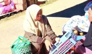 pedagang sayur mengamuk usai salah satu pembeli terus menawar dagangannya (lambeturah.co.id)