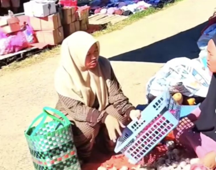 pedagang sayur mengamuk usai salah satu pembeli terus menawar dagangannya (lambeturah.co.id)