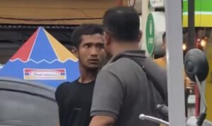 pengendara motor wanita hendak jajan dan Parkir sebentar malah kena omel tukang parkir (Lambeturah.co.id)