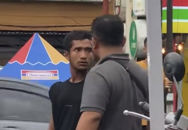 pengendara motor wanita hendak jajan dan Parkir sebentar malah kena omel tukang parkir (Lambeturah.co.id)