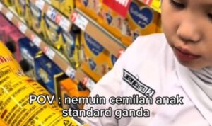 seorang anak menunjukkan minuman kemasan berlabel ganda halal mengandung Babi (lambeturah.co.id)