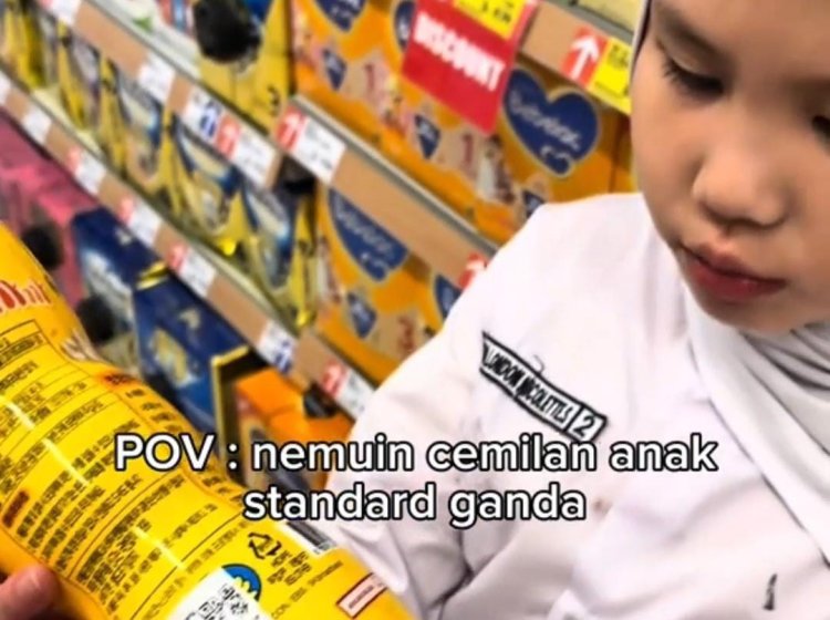 seorang anak menunjukkan minuman kemasan berlabel ganda halal mengandung Babi (lambeturah.co.id)
