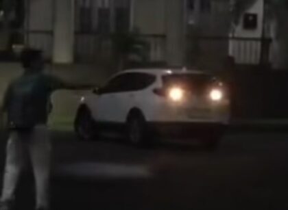 Aksi Mahasiswa UGM Kejar Mobil Rektor Diduga Karena Kecewa Diskusi Ditutup (Lambeturah.co.id)