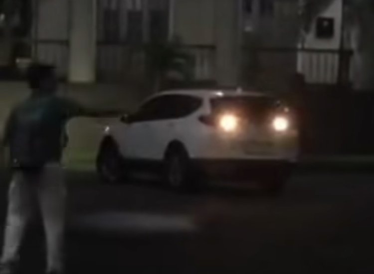 Aksi Mahasiswa UGM Kejar Mobil Rektor Diduga Karena Kecewa Diskusi Ditutup (Lambeturah.co.id)