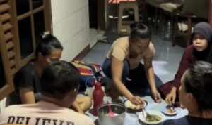 Ibu-ibu Ini Lagi Asik Makan, Malah Ditagih Hutang (lambeturah.co.id)