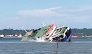 Kapal ferry penyebrangan Penajam Paser Utara karam (lambeturah.co.id)