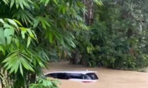 Mobil Fortuner Hanyut saat Terjang Banjir di Sempaja Samarinda (lambeturah.co.id