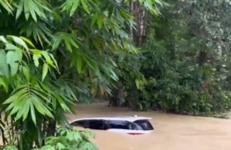 Mobil Fortuner Hanyut saat Terjang Banjir di Sempaja Samarinda (lambeturah.co.id