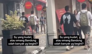 dua pria berjalan bergandengan tangan di trotoar (Lambeturah.co.id)
