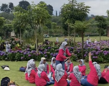 para emak-emak ini membuat video di taman (Lambeturah.co.id)
