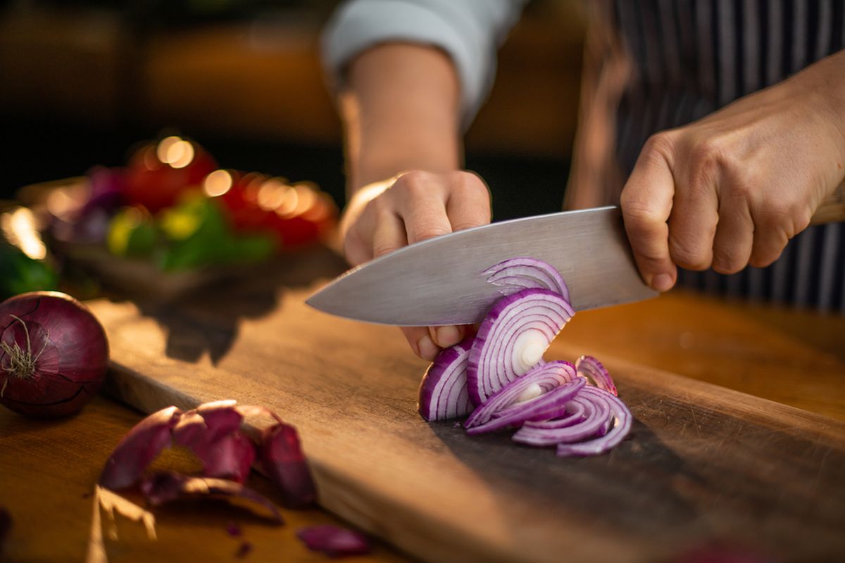 5 Tips Dapur agar Memotong Bawang Tak Bikin Mata Perih
