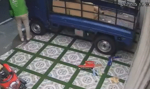 Pria Berjaket Ojol di Blitar Terekam CCTV Bakar Mobil (kompas.com)