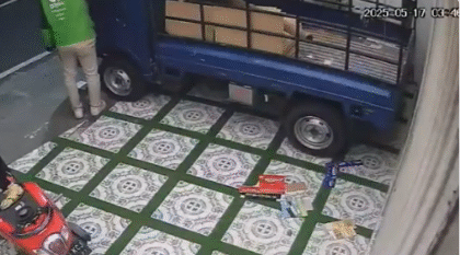 Pria Berjaket Ojol di Blitar Terekam CCTV Bakar Mobil (kompas.com)