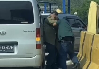 dua pria terlibat perkelahian diduga terjadi di depan pintu tol cipularang (Lambeturah.co.id)