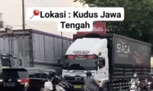 pengendara mobil berwarna hitam nekat melawan arah di Kudus Jawa Tengah (lambeturah.co.id)