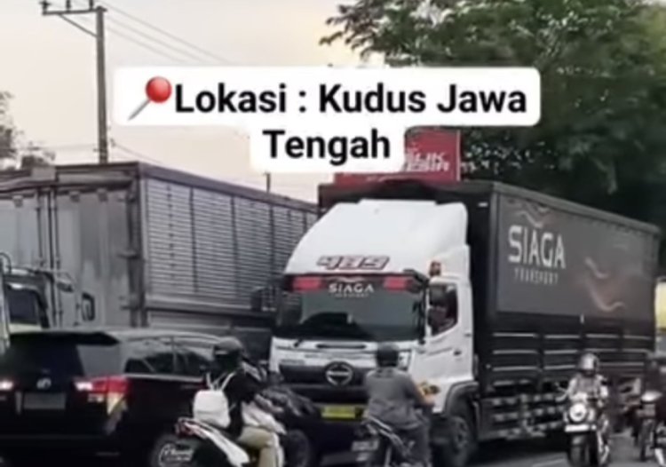 pengendara mobil berwarna hitam nekat melawan arah di Kudus Jawa Tengah (lambeturah.co.id)