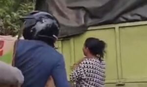 truk muatan sembako terperosok dan di jatah Oknum warga (lambeturah.co.id)