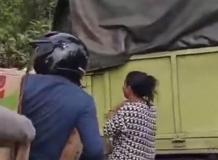 truk muatan sembako terperosok dan di jatah Oknum warga (lambeturah.co.id)