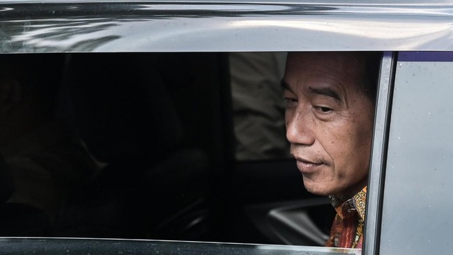 Polisi panggil keluarga Jokowi terkait aduan ijazah palsu UGM (kompas.com)