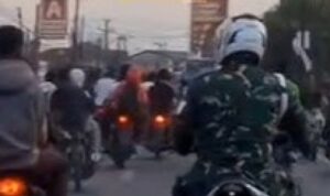 anggota TNI membututi sekumpulan geng motor (lambeturah.co.id)