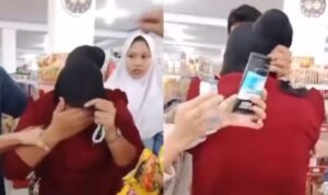 Wanita Berkerudung Hitam Diduga Bidan Curi Kosmetik di Minimarket Takalar (lambeturah.co.id)