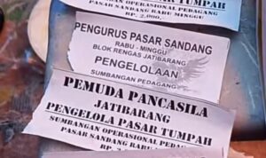 aksi Oknum ormas meminta retribusi kesetiap pedagang di pasar Jatibarang Indramayu (lambeturah.co.id)