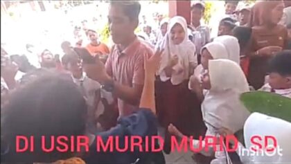 anggota Lembaga Swadaya Masyarakat (LSM) diusir secara massal oleh ratusan siswa Sekolah Dasar (Lambeturah.co.id)
