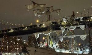 Kapal Angkatan Laut Meksiko Tabrak Jembatan Brooklyn-Korban Berjatuhan (lambeturah.co.id)