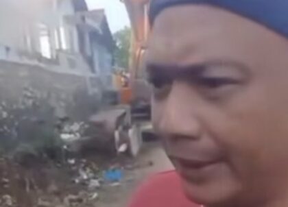 rumah dirobohkan dengan alat berat backhoe (Lambeturah.co.id)