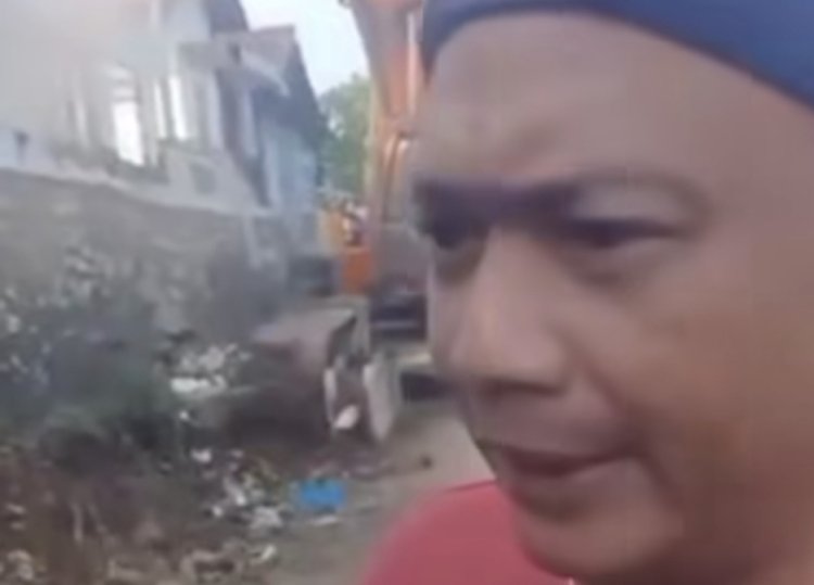rumah dirobohkan dengan alat berat backhoe (Lambeturah.co.id)