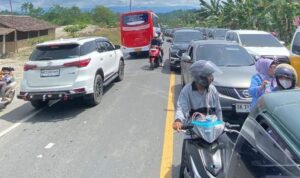 Arus Lalu Lintas Berastagi Masih Padat, Wisatawan Diimbau Tertib Selama Libur Waisak