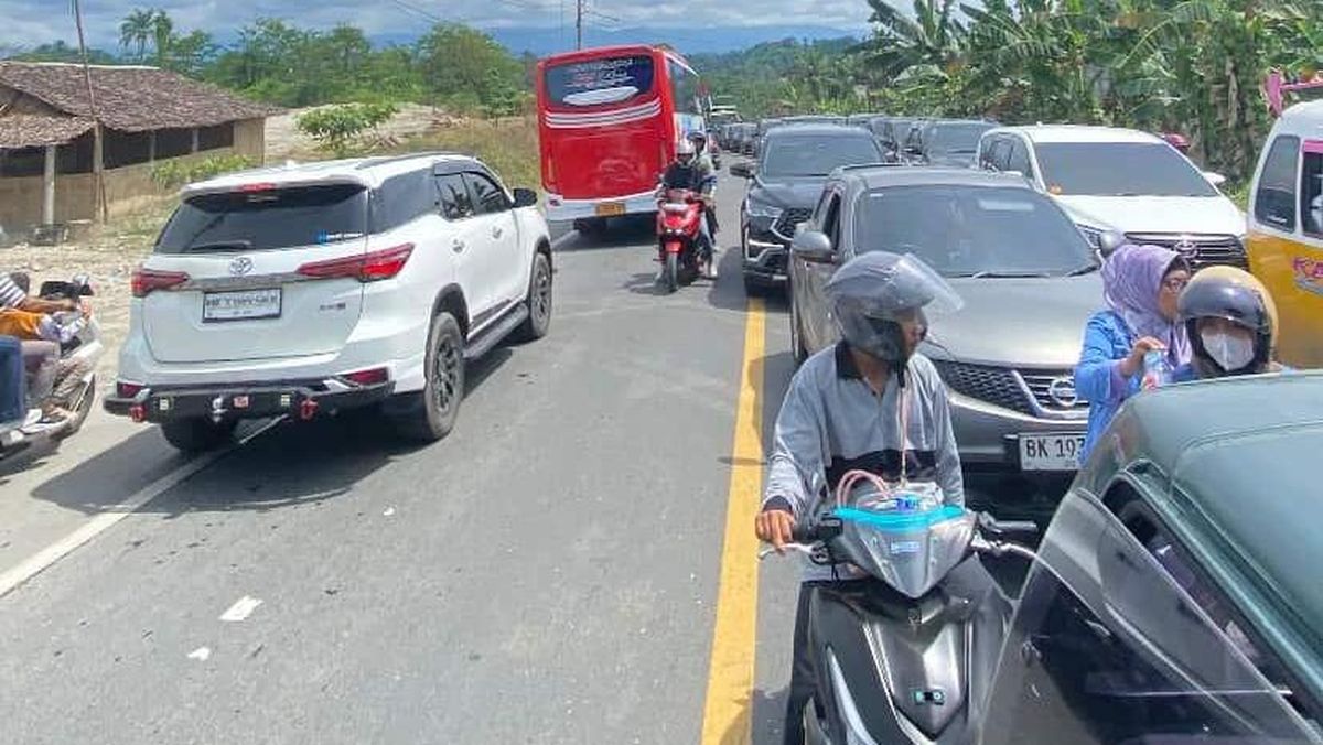 Arus Lalu Lintas Berastagi Masih Padat, Wisatawan Diimbau Tertib Selama Libur Waisak