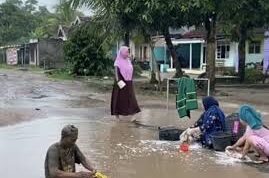 Cara Kreatif Warga Lampung Tengah Kritik Jalan Rusak, Viral di Sosial Media