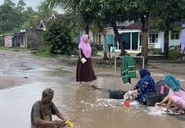 Cara Kreatif Warga Lampung Tengah Kritik Jalan Rusak, Viral di Sosial Media